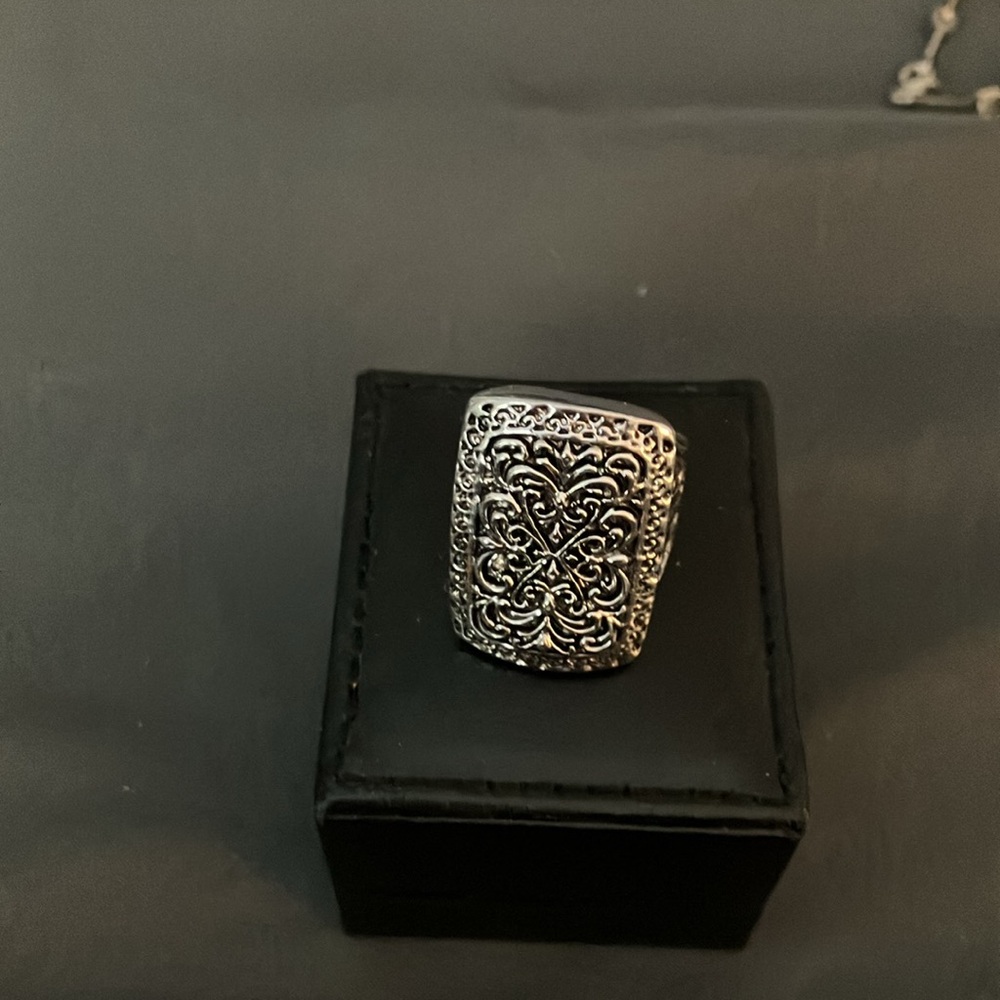 Costume statement ring - Picture 2 of 3